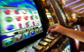 Roulette wheel di studio live sobatgaming dengan lingkaran taruhan yang terlihat jelas