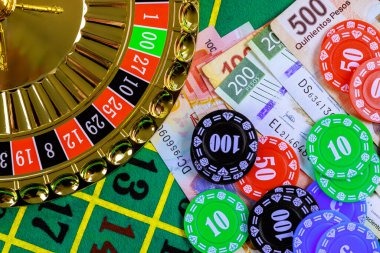 Dealer profesional Casino Hold'em sobatgaming menangani kartu dengan presisi di meja live